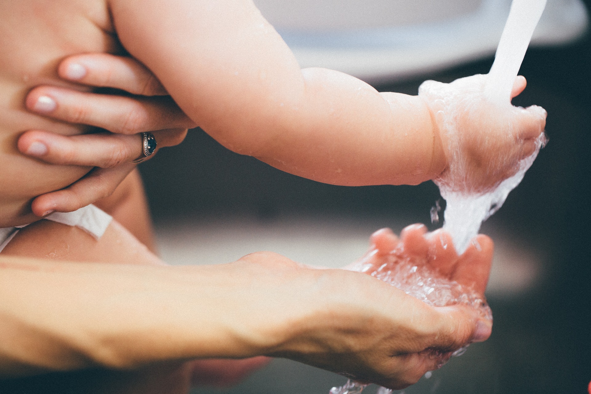 Kąpiel i pielęgnacja dziecka – jak to robić poprawnie